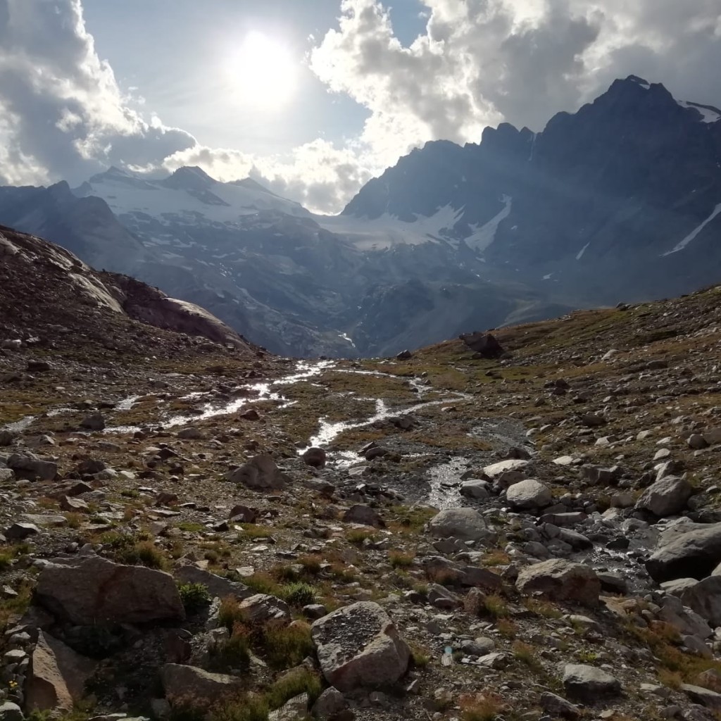 Il sole rapidamente scende in uno scenario magnifico